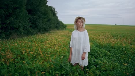 the blonde walks on a green field