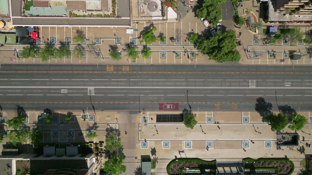 Ripresa a volo d'uccello con carrello lungo una trafficata via del centro a Las Condes, Santiago.