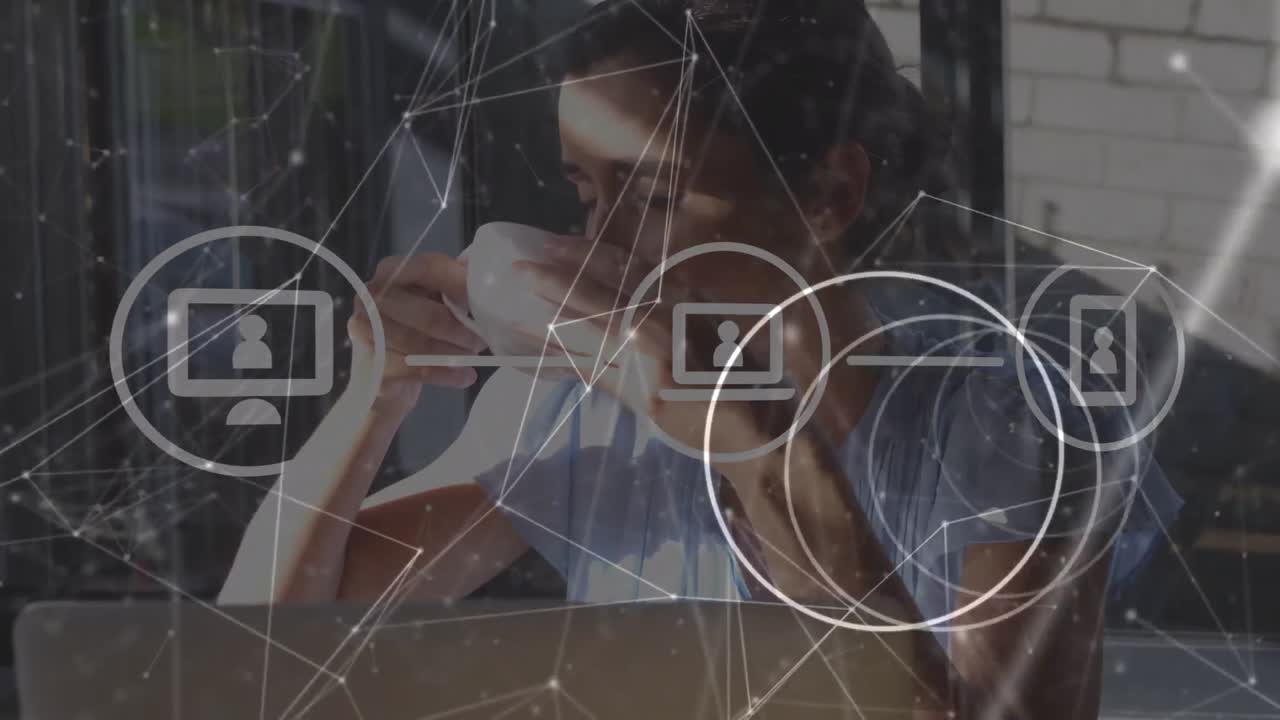 animación de procesamiento de datos con iconos sobre mujer de negocios caucásica en la oficina