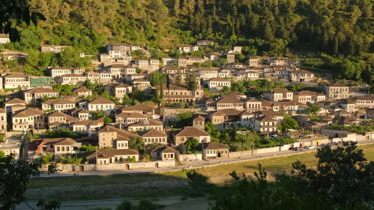 casas tradicionales antiguas de la histórica ciudad de berat en albania