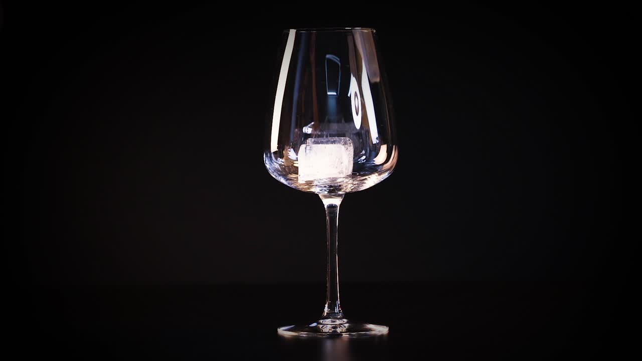 빈 유리잔 에 얼음 큐브 를 넣는 것