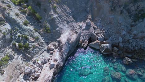 Bucht-Mit-Kristallklarem-Wasser-Sonne-Funkelt