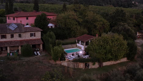 Dron-Panorámico-Alrededor-De-Un-Hermoso-Complejo-En-Florencia,-Pocas-Casas-Y-Una-Piscina-En-Medio-De-La-Naturaleza.