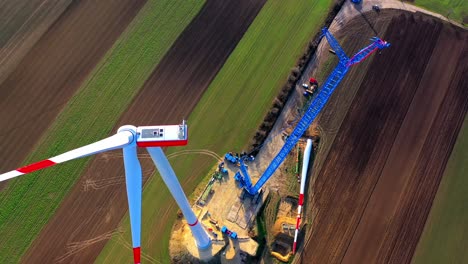 Bau-Einer-Windkraftanlage-Tagsüber---Luftbild-Von-Oben-Nach-Unten