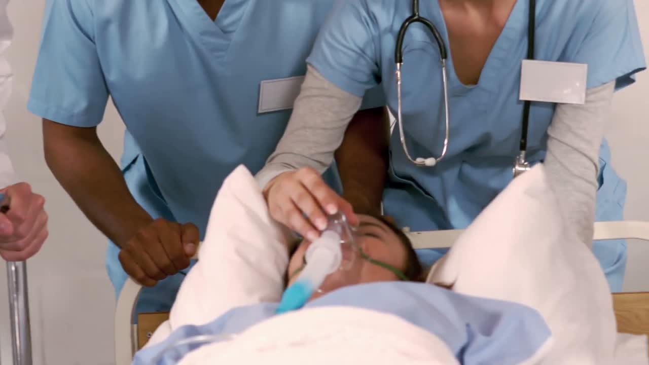 paciente recibiendo una máscara de oxígeno del equipo médico