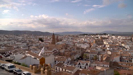 Tiro-De-Barrido-En-Cámara-Lenta-Sobre-Una-Ciudad-De-Tamaño-Medio-En-Andalucía,-España