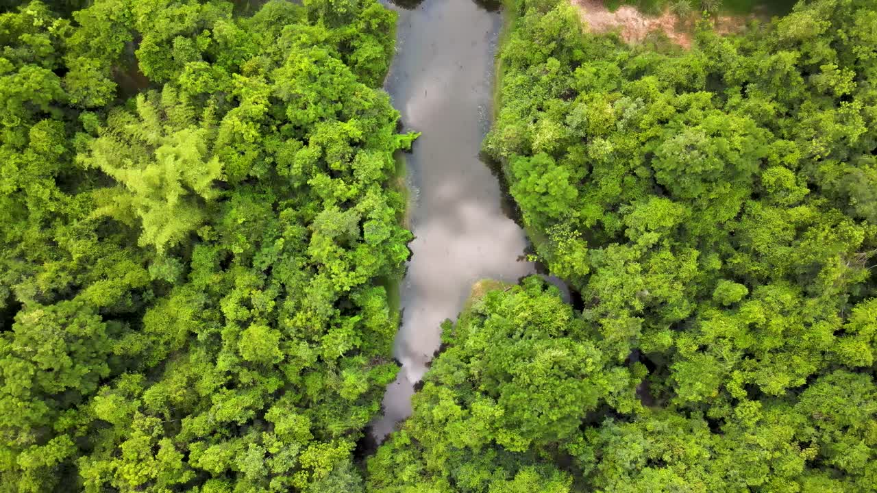 movimiento de drones 4k hdr hacia el lago desde arriba en tailandia