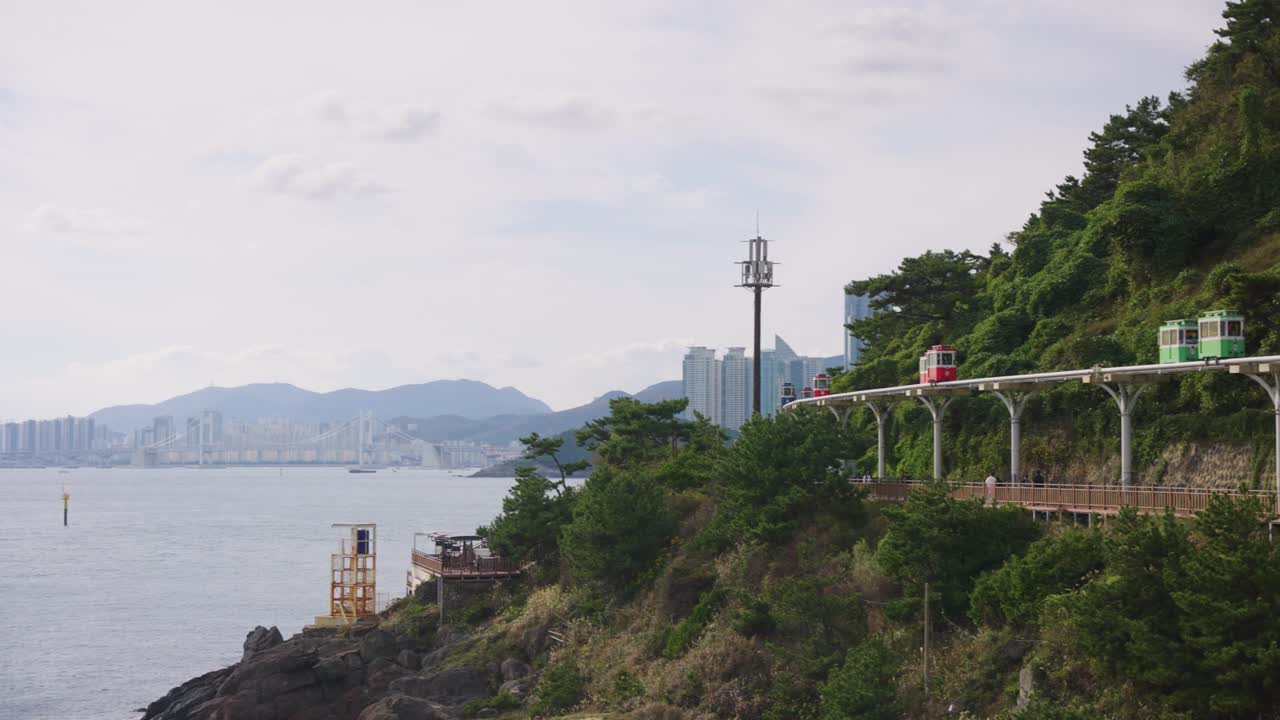 la costa de las playas de busan y haeundae, trenes cápsula del cielo estableciendo el tiro