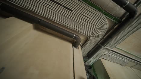 conducto eléctrico y tubo de ventilación en techo de hormigón