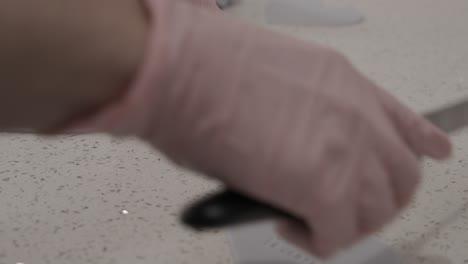 cortando una lámina de glaseado en forma de corazón antes de aplicarla a una galleta de mantequilla en una pastelería artesanal, 4k