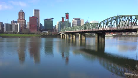 Toma-De-Establecimiento-De-Portland-Oregon-Bridge-Y-City-2