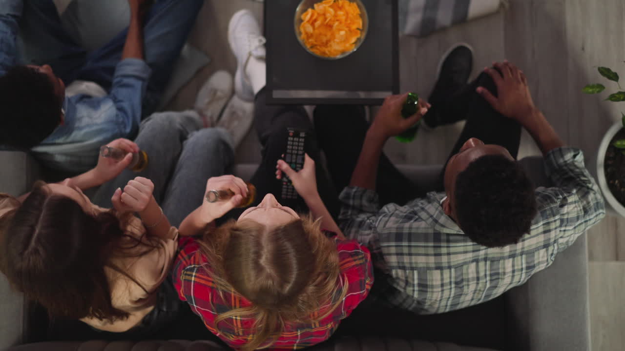 감정적 인 스포츠 지지자 들 은 축구 를 보고 손 을 흔들고 있다