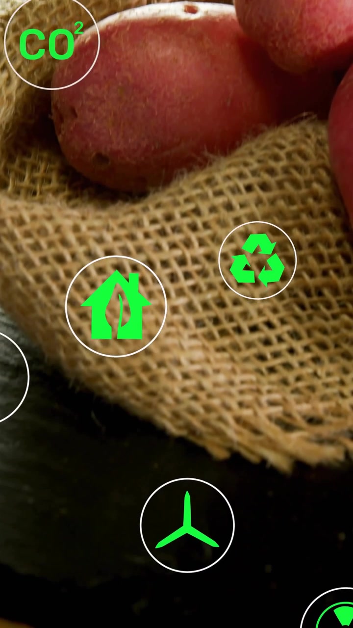 Video verticale: Ripresa che si allontana rivelando patate rosse su iuta, con icone in movimento che mostrano il valore ecologico degli alimenti.
