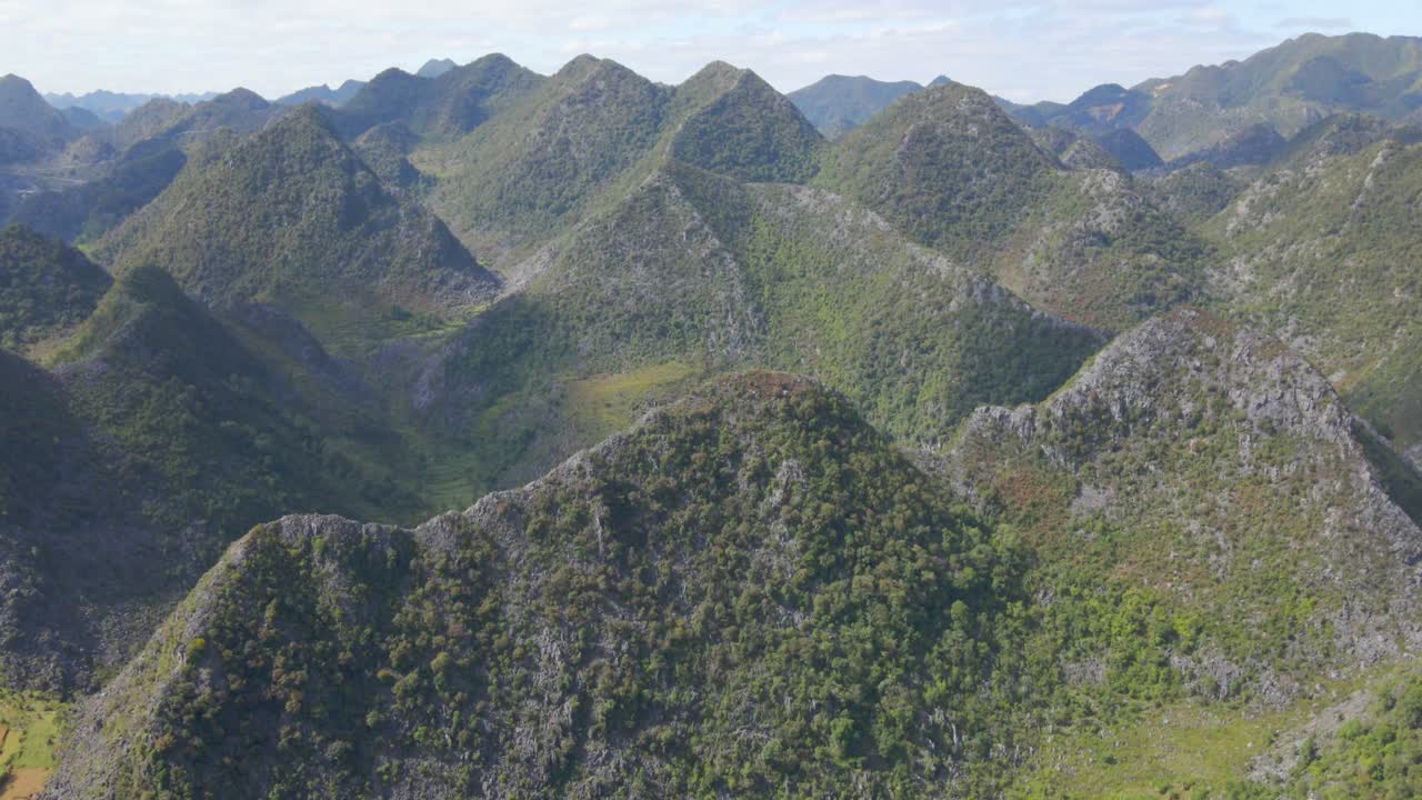 동 반 카르스트 고원의 바위 산 옆으로 움직이는 무인 항공기