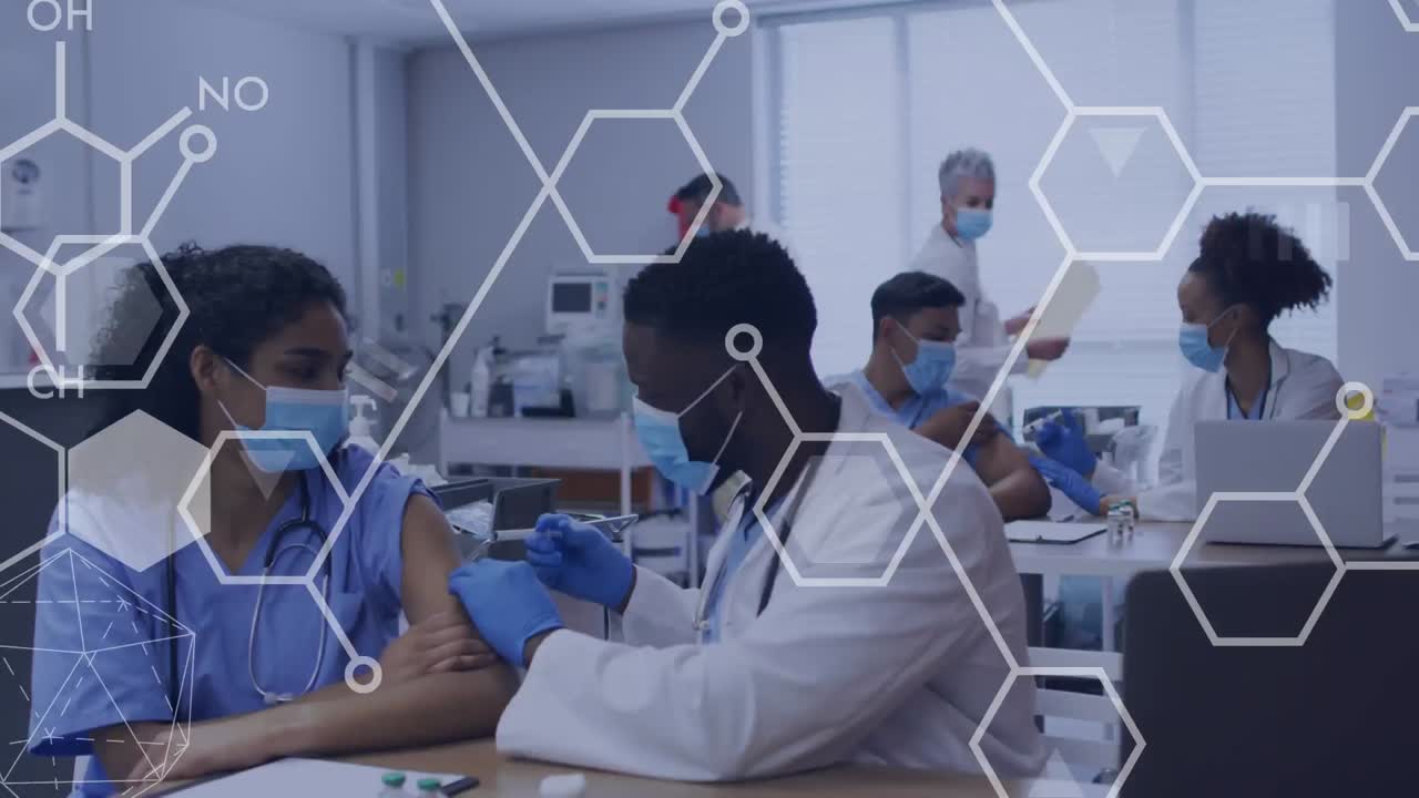 анимация структур над афроамериканским врачом, вакцинирующим медсестру и носящим маски для лица