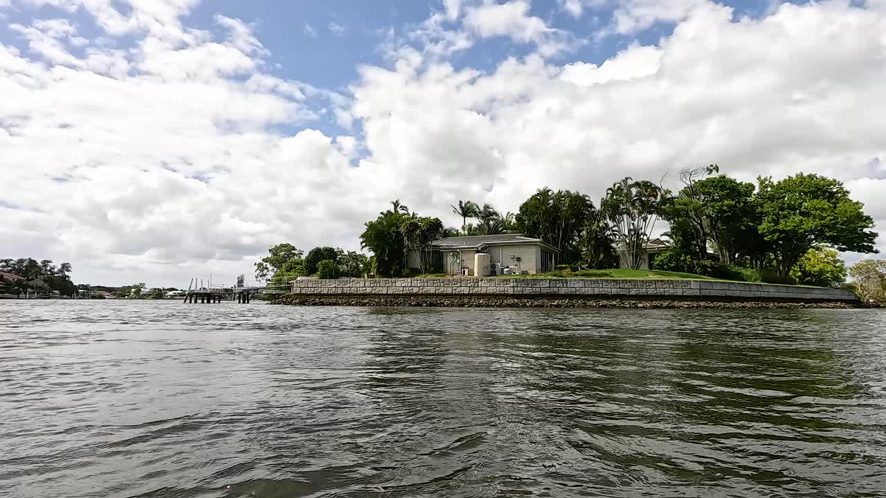 골드 코스트 물을 따라 경치 좋은 보트 여행