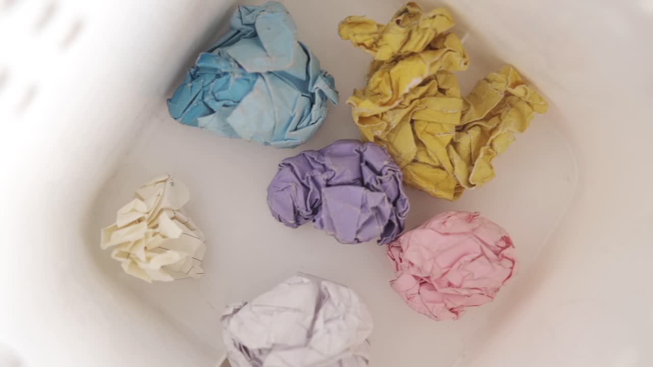 papel arrugado en una canasta de papel de basura