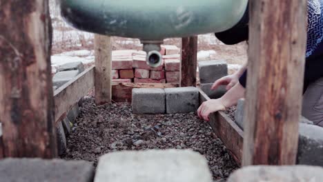 Un-Hombre-Está-Usando-Ladrillos-Para-La-Construcción-De-Un-Jacuzzi-De-Bricolaje---Toma-Estática