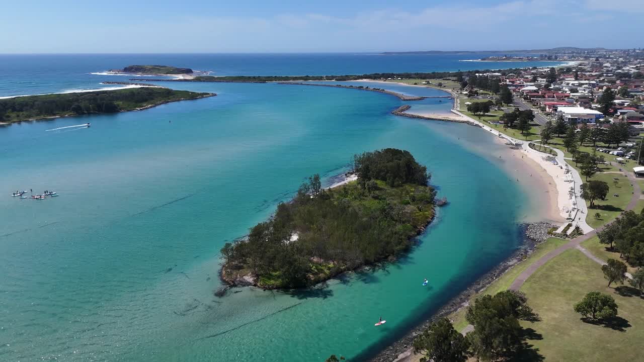 Korkea ilmakuva kapeasta saaresta, jossa on hiekkareunat ja matalaa sinistä vettä lähellä, Berageree Island, Windang, Australia