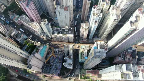 rascacielos del centro de la ciudad de hong kong y tráfico urbano, vista aérea