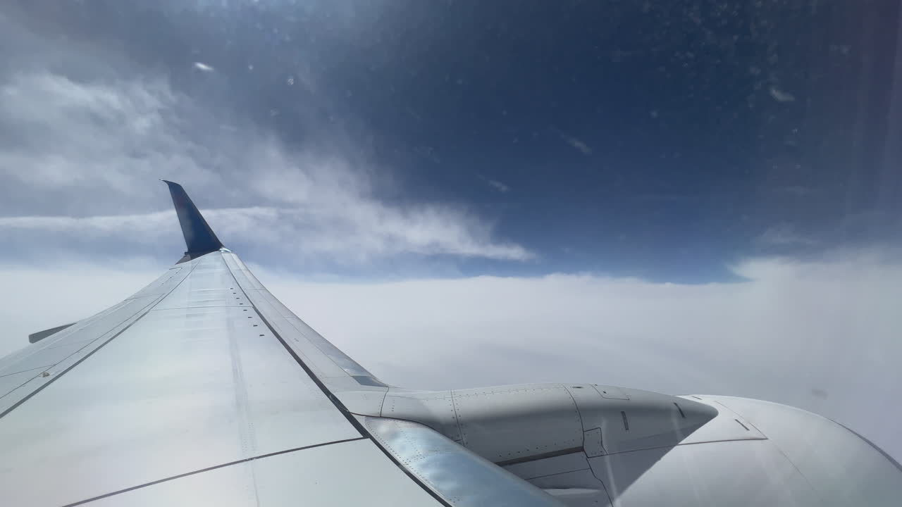 구름 위 에서 볼 수 있는 비행기 날개
