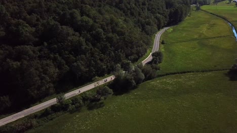 Toma-Aérea-De-Una-Carretera-Rodeada-De-Campos,-Cerca-De-Kobarid,-Eslovenia