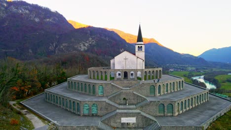 Imágenes-Aéreas-De-Drones-En-4k-Capturan-La-Majestuosa-Iglesia-De-San-Antonio,-Kobarid,-Eslovenia