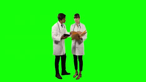 Vorderansicht-Von-Ärzten,-Die-Ihre-Ergebnisse-Auf-Einem-Digitalen-Tablet-Mit-Grünem-Bildschirm-überprüfen