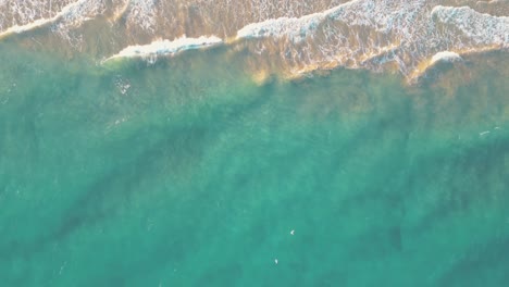 Paisaje-Marino-De-Verano-Hermosas-Olas,-Agua-De-Mar-Azul-En-Un-Día-Soleado