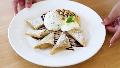 delicioso postre servido en el mercado flotante de bangkok