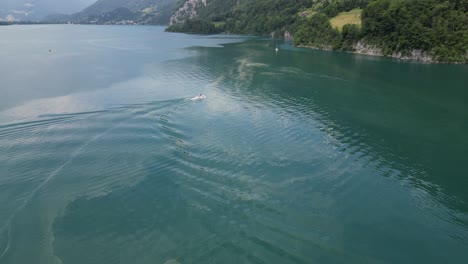 Ölverschmutzungspfade-Im-Seewasser-Aufgrund-Von-Motorbootfahrten-In-Der-Schweiz