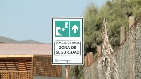 letrero de evacuación a zona de seguridad en español en chile.