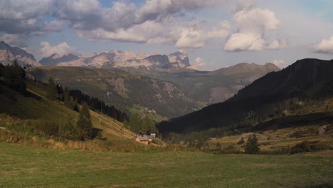 valle de montaña verde, panorama sereno y armonioso de los alpes, dolomitas, italia