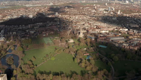 Kreisende-Luftaufnahme-Um-Die-St.-Marys-Kirche-Im-Clissold-Park-In-London