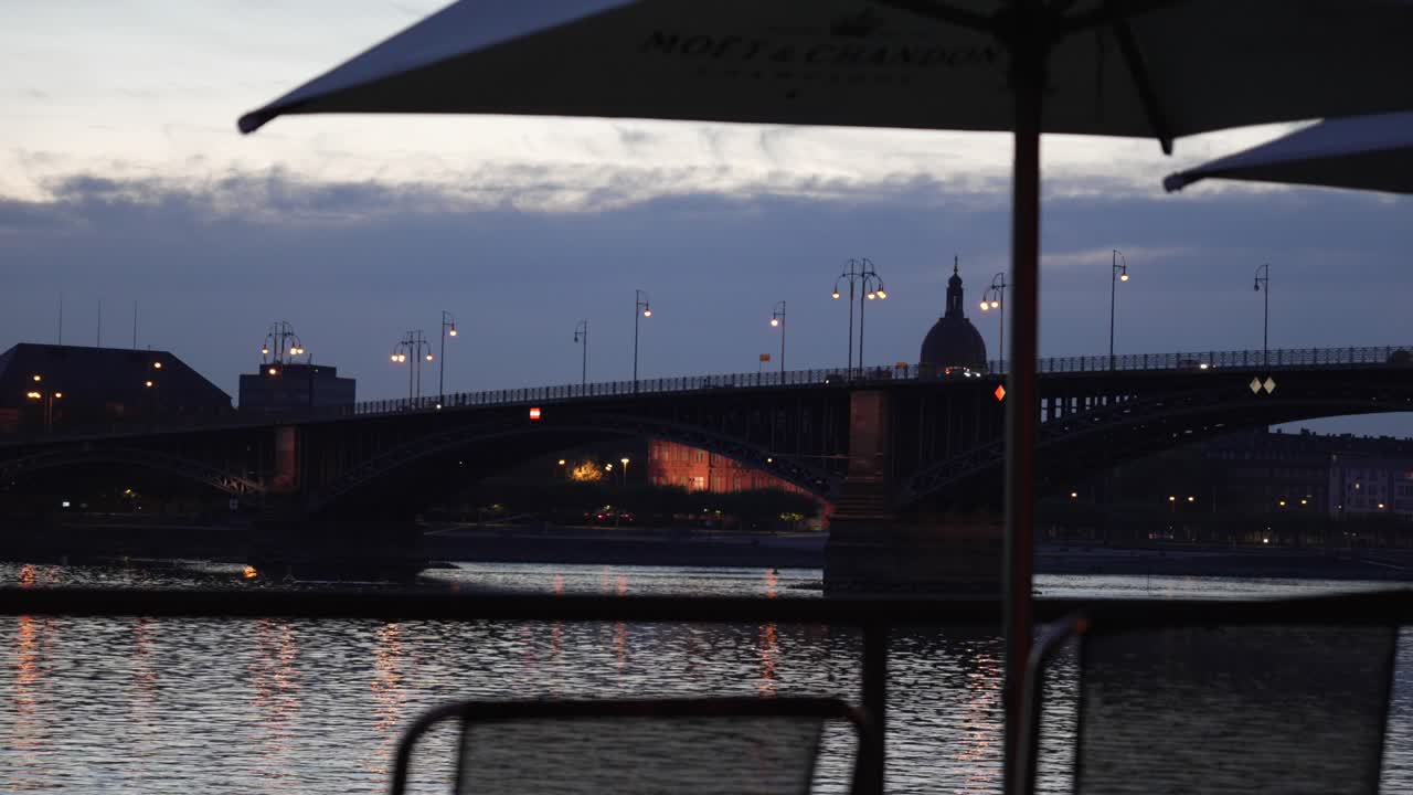 Vista notturna di un ponte cittadino su un fiume