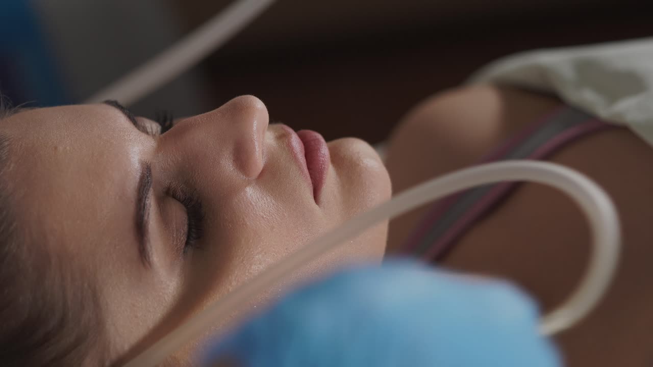 mujer que recibe tratamiento facial