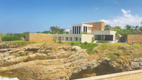 Panorámica-A-Través-De-La-Moderna-Casa-De-Playa-En-Fidar,-Jbeil,-Líbano