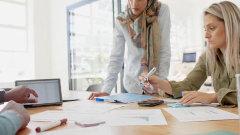 Vielbeschäftigte,-Vielfältige-Geschäftsleute-Diskutieren-In-Zeitlupe-Am-Tisch-Mit-Dem-Tablet-über-Die-Arbeit