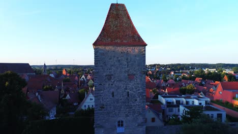 eine drohne, die langsam gegen einen turm im hintergrund fliegt, zeigt die historische stadt