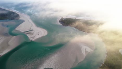 Misty-Landscape-Of-Noosa-Heads-And-Noosa-River-In-The-Early-Morning-In-QLD,-Australía