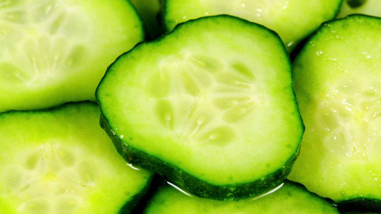 신선한 녹색 호박 조각: 활기찬 질감과 함께 놀라운 채식 매크로 배경