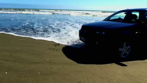 Marea-Entrante-En-Una-Playa-De-Arena-Negra-De-Nueva-Zelanda