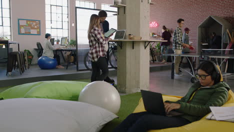 jóvenes empresarios trabajando en oficinas modernas y vibrantes, haciendo lluvia de ideas, disfrutando de la comunicación creativa, compartiendo ideas en el lugar de trabajo, estudiantes profesionales colaborando juntos.