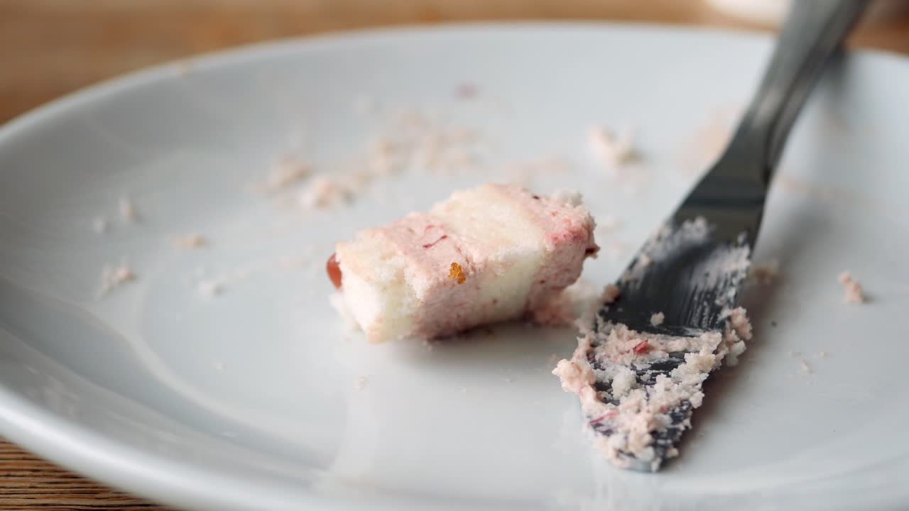 케이크 잔재와 칼이 있는  빈 접시