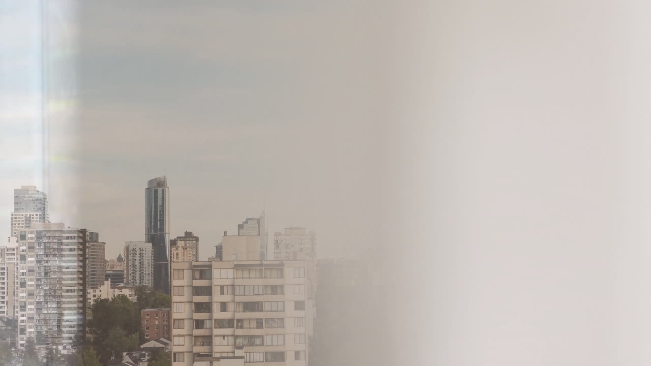 animación del paisaje urbano sobre mujer biracial en hijab pensando