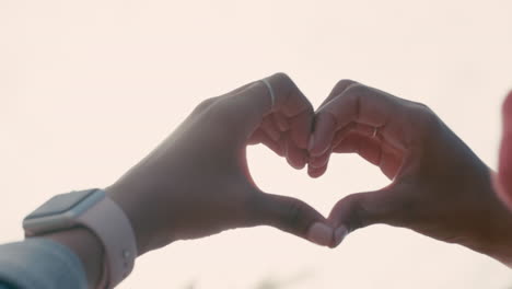 Cerrar-Las-Manos-De-Una-Mujer-Haciendo-Gestos-En-Forma-De-Corazón-Al-Atardecer-Adolescente-Enamorada-Concepto-Del-Día-De-San-Valentín