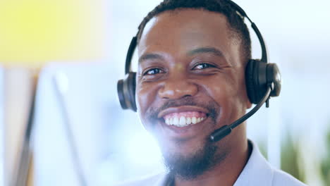 Cara,-Sonrisa-Y-Hombre-Negro-En-Call-Center.