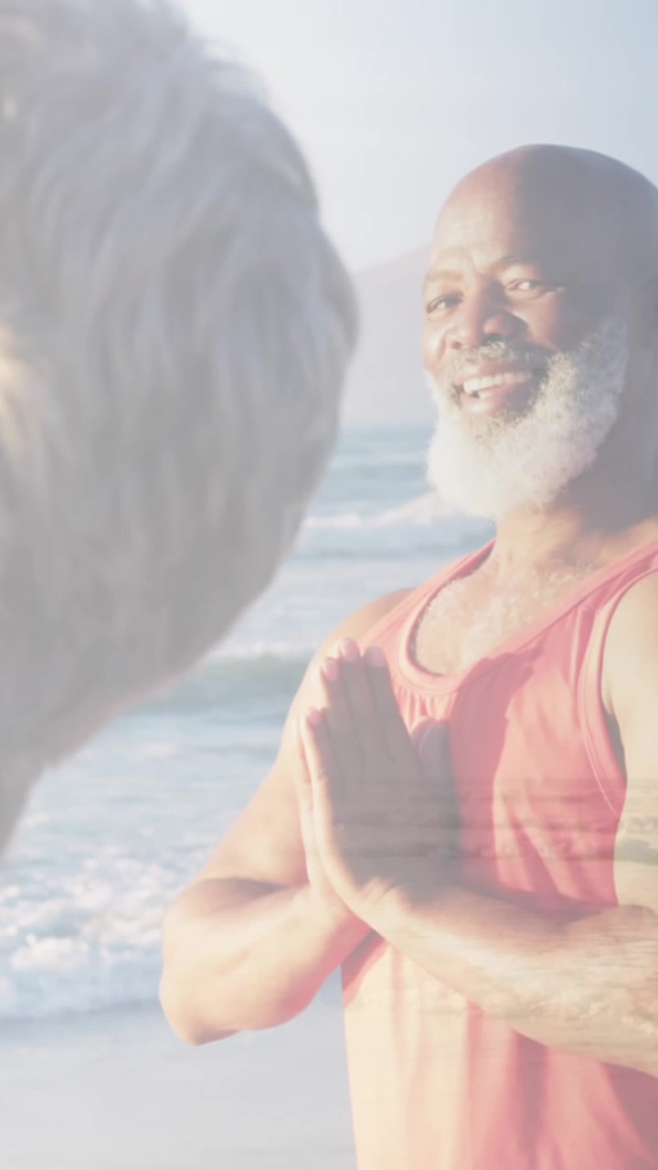 Composizione di una felice coppia anziana eterogenea che fa yoga e balla sulla spiaggia.