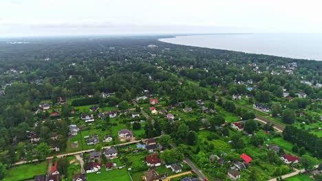 Schöne-Luftaufnahme,-Die-Zum-Meer-In-Lettland-Jurmala-Schwenkt