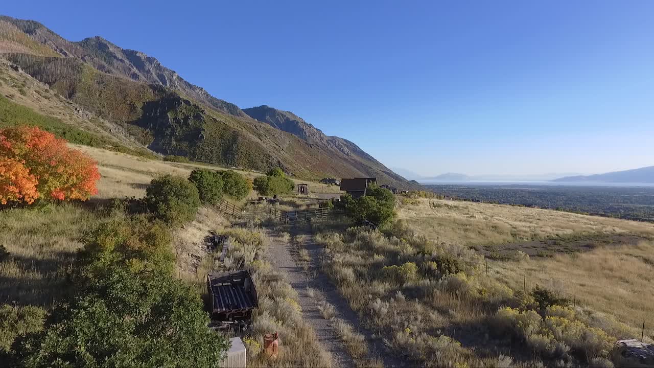 un dron vuela sobre la propiedad del caballo en una tarde tardía de otoño en alpine, utah